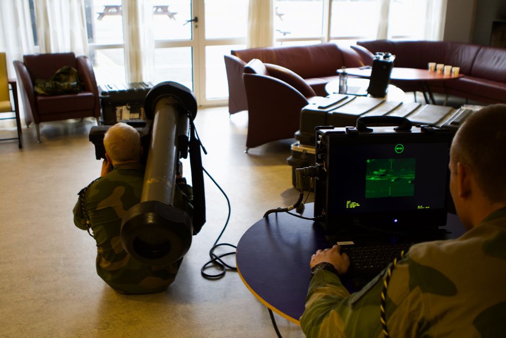 Soldater fra Jegerkompaniet får innledende leksjoner i bruk av Javelin ved hjelp av simulator.