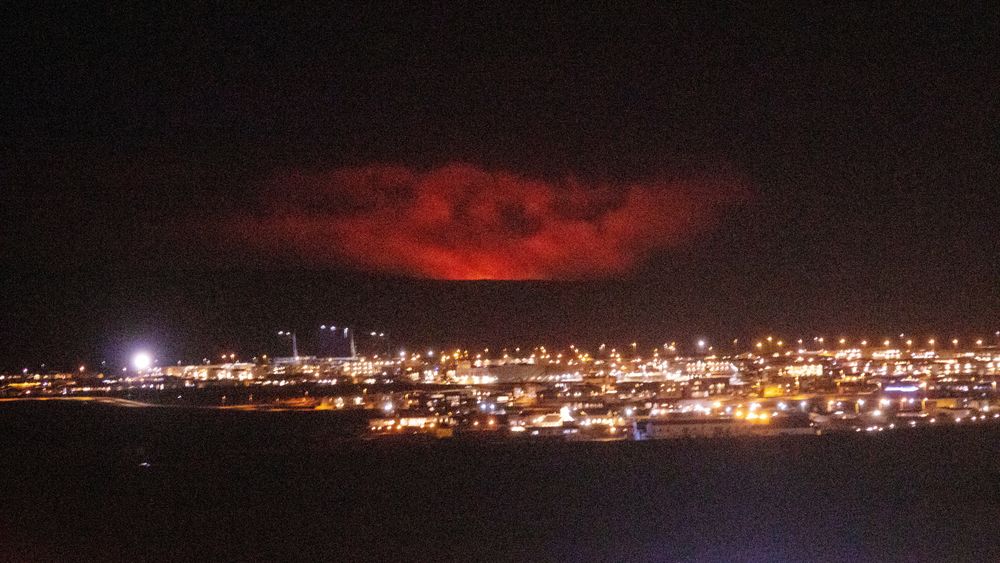 En rød glød preget nattehimmelen over stedet der vulkanen brøt ut fredag kveld. En rød glød preget nattehimmelen over stedet der vulkanen brøt ut fredag kveld