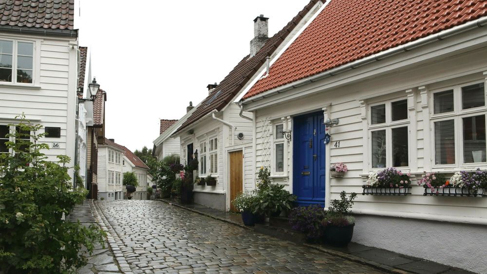 Gamle Stavanger likner mye på smågatene i søvnige sørlandsbyer, med sine små, hvite hus. Men de må for all del ikke bli for moderne.