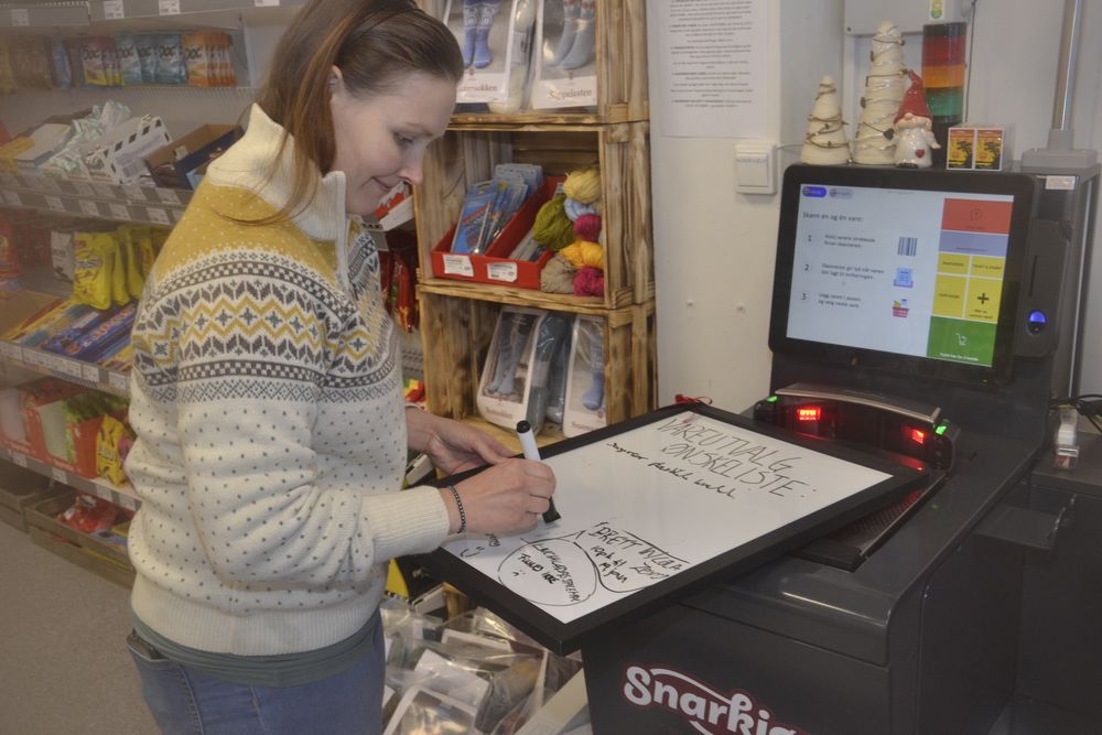 På tavla kan kundene skrive opp ønsker om nye varer i butikken, som butikkeier Lavik deretter kan bestille.