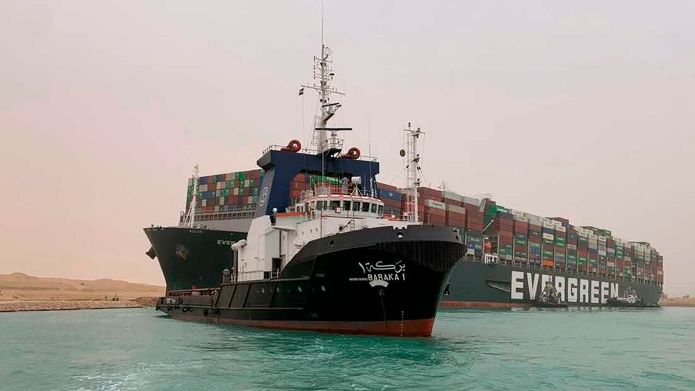 Taubåter forsøker onsdag å få løs det gigantiske lasteskipet Ever Given som grunnstøtte i Suezkanalen i Egypt.
