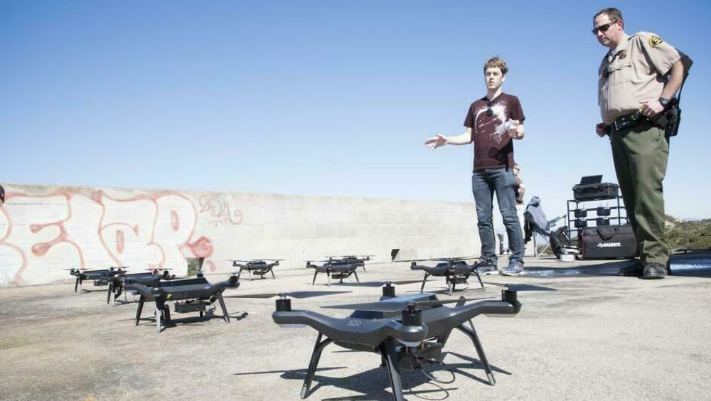 Sondre Andreas Engebråten har jobbet mye for å få dronene til å samhandle. Det er der den store utfordringen ligger.