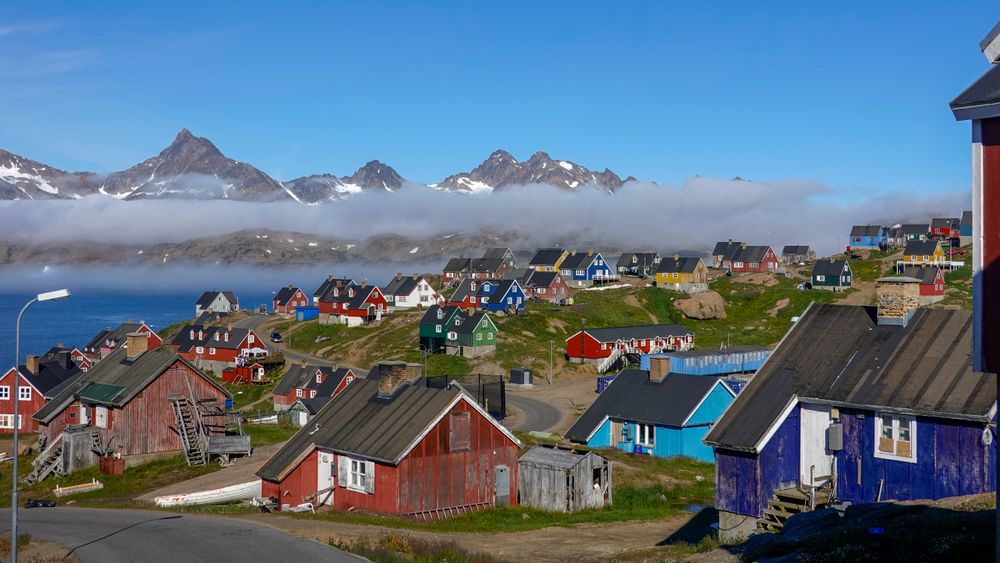Det finnes grønne flekker på Grønland den dag i dag, som her i den lille byen Tasiilaq som regnes som Øst-Grønland eneste by. Heller ikke her er isen langt unna. 
Foto: Heiko Junge / NTB