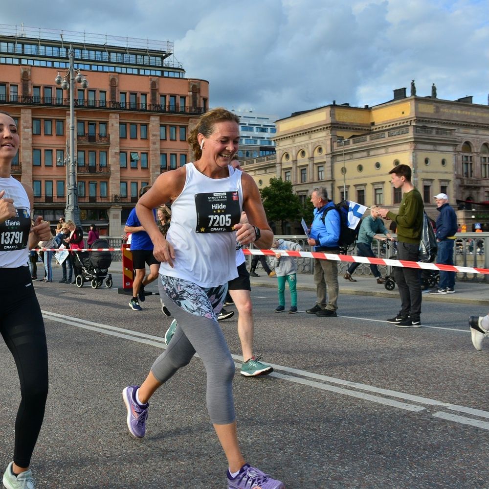 Statnett-sjefen er opptatt av løping og trening, og er stolt av å ha fullført halvmaraton tre ganger. I 2018 løp hun København halvmaraton med «Team Tonne» som besto av søsteren, svigerinnen og datteren. Tiden ble 01:56:30.