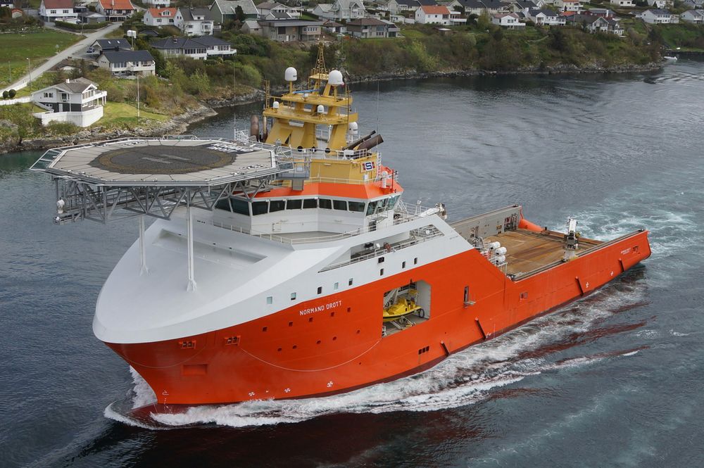   Normand Drott er et stort og kraftig ankerhåndteringsfartøy (AHTS) bygget ved Vard Brattvåg i 2010. Det er 95 meter langt og har plass til et mannskap på 70.