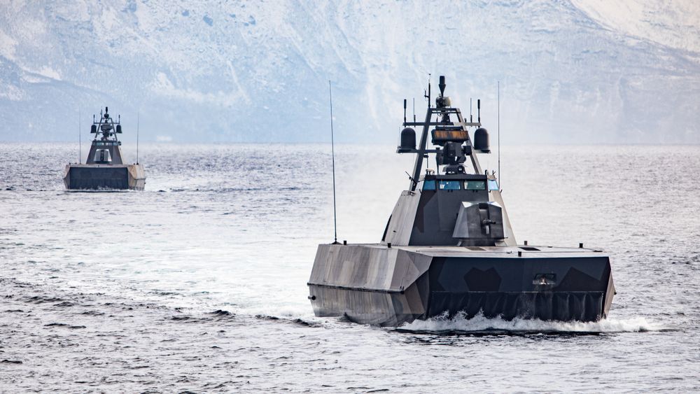 To korvetter føres gjennom et minefelt av minerydderen KNM Måløy under øvelsen TG 21-2 i Nord-Norge i mars 2021.