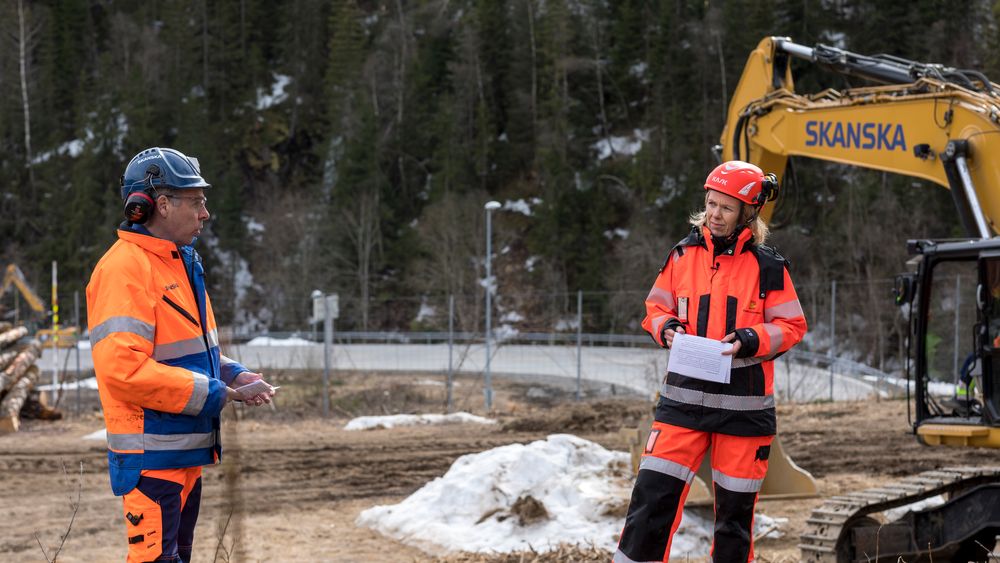 Første spadetak E16 Bjørum-Skaret Trond Pettersen Valeur (Skanska) og May Bente Hiim Sindre (SVV) holdt felles tale
