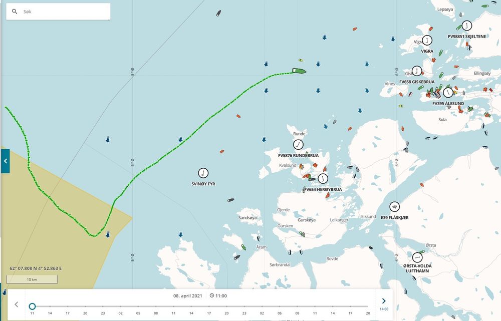 AIS-sporet til Eeemslift Hendrika viser kurs mot land før Normand Drott og BB Ocean fikk satt slepet 22:36 onsdag 7. april og satt kursen mot Ålesund.