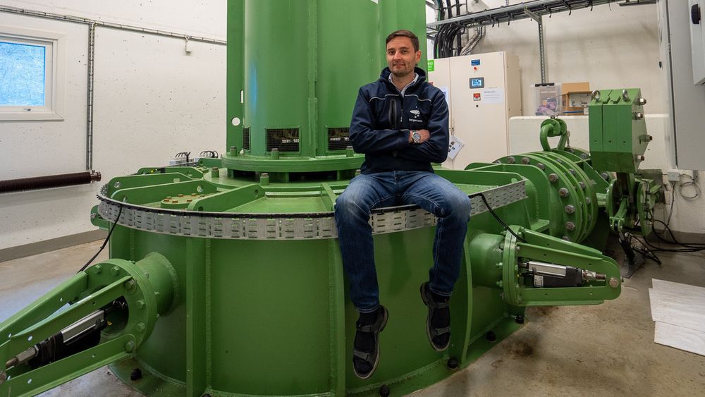 – Drikkevannet fra Svartavatnet går gjennom to turbiner før det kommer ned til vannbehandlingen, sier produksjonsleder Thomas Eriksson. Dette er den nederste turbinen, av peltontypen.
