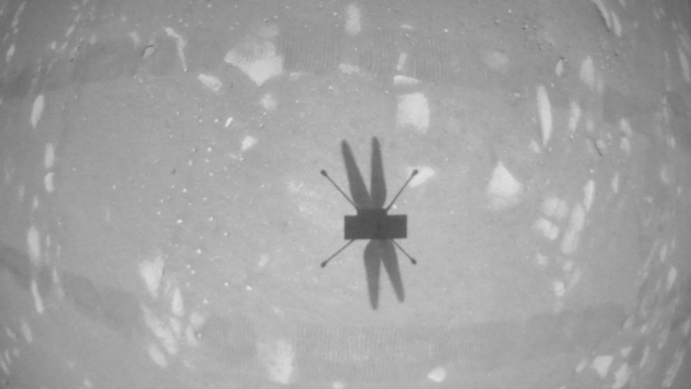 Skyggen fra Mars-helikopteret Ingenuity ser nesten ut som en øyenstikker på dette ikoniske bildet.