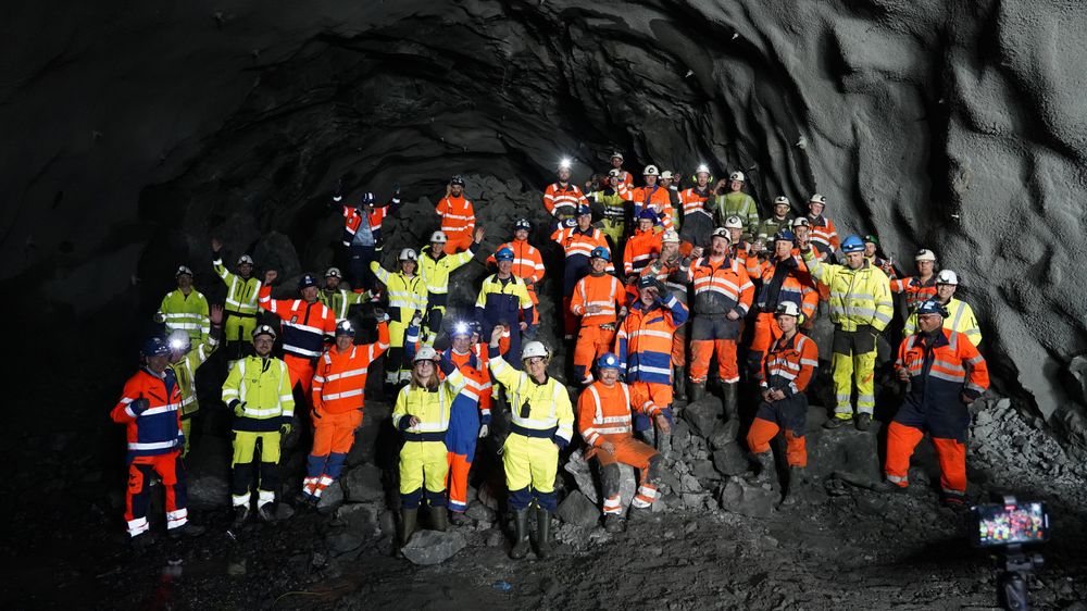 Fra røysa etter at siste salve er sprengt, hvor bla  representanter fra hovedentreprenøren Skanska og byggherren More og Rpmsdal fylke var med.