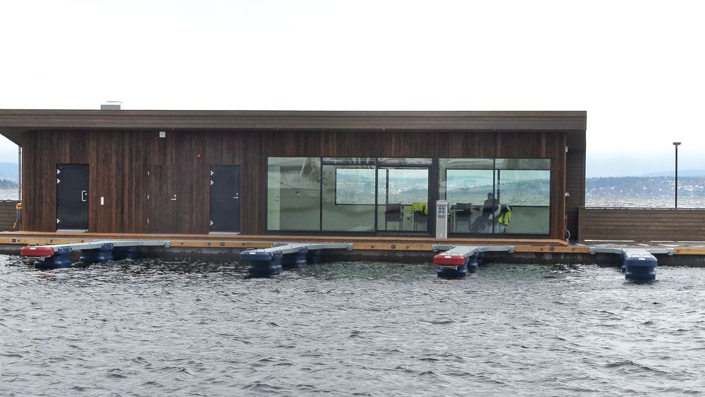 Kontorbygget på flytebryggen er 18 meter langt og inneholder blant annet skvettvern mot mindre bølger, HC-toalett , kontor og trapp ned til kjelleren.    