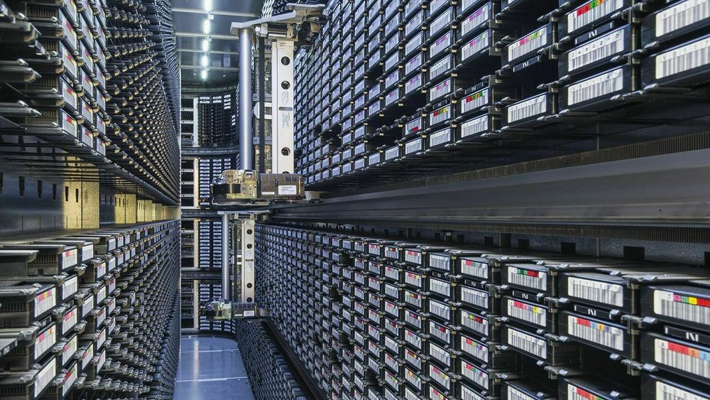 Norge har enorme mengder med data. Fotografiet viser en taperobot i det digitale sikringsmagasinet til Nasjonalbiblioteket. 