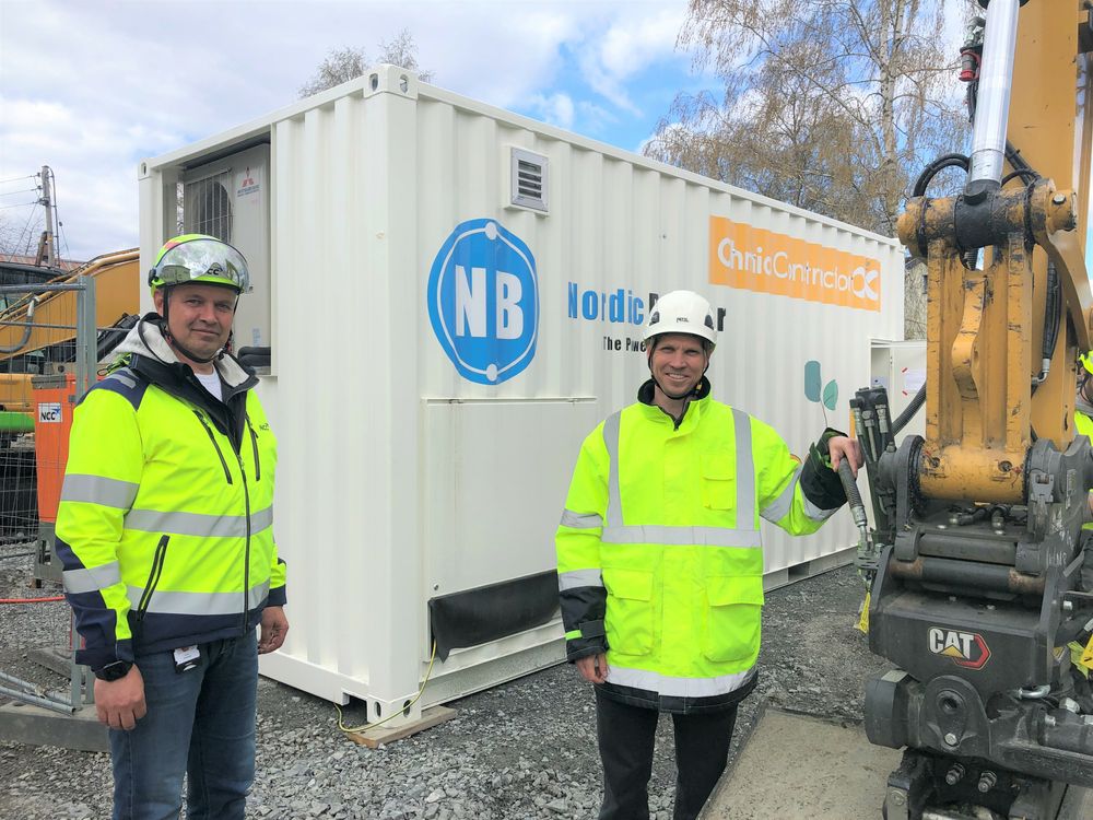  (F.v.) NCCs områdesjef i Oslo Svein Nilsplass og Jannik Stanger i EST Nordic tester ut hurtiglading fra en mobil 390 kWh batteribank for de av helelektriske anleggsmaskinene under byggingen av ny sykkelvei i Enebakkveien i Oslo.