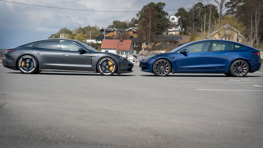 Tesla Model 3 Performance og Porsche Taycan Turbo S.