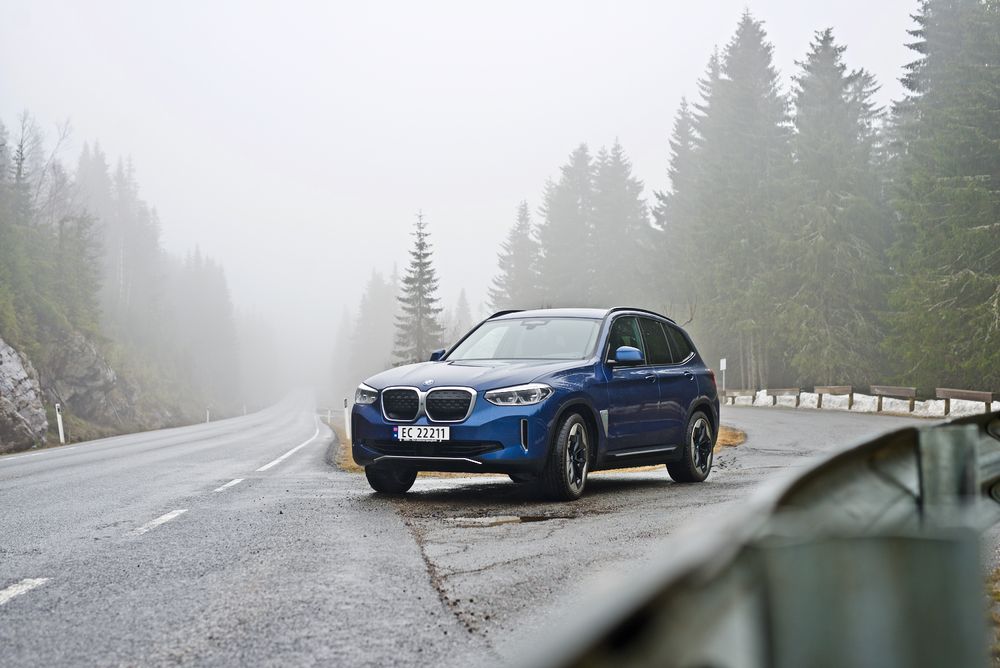 Det var tåke og regn under langkjøringen med BMW iX3. Her ved landevei litt etter Lyngasæter.