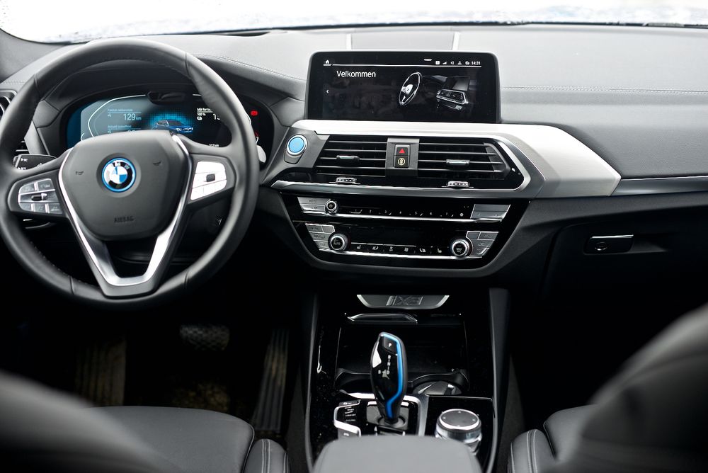 Interiøret i BMW iX3 fremstår som konvensjonelt.