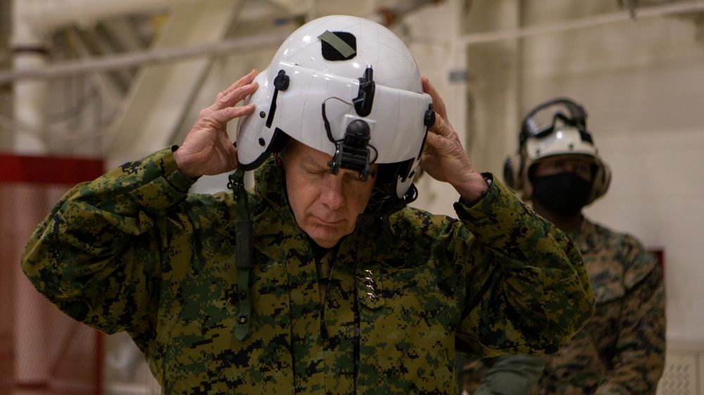 General David H. Berger, sjef for US Marine Corps, forbereder seg på en prøvetur med marinekorpsets nye CH-53K King Stallion-helikopter i mars.