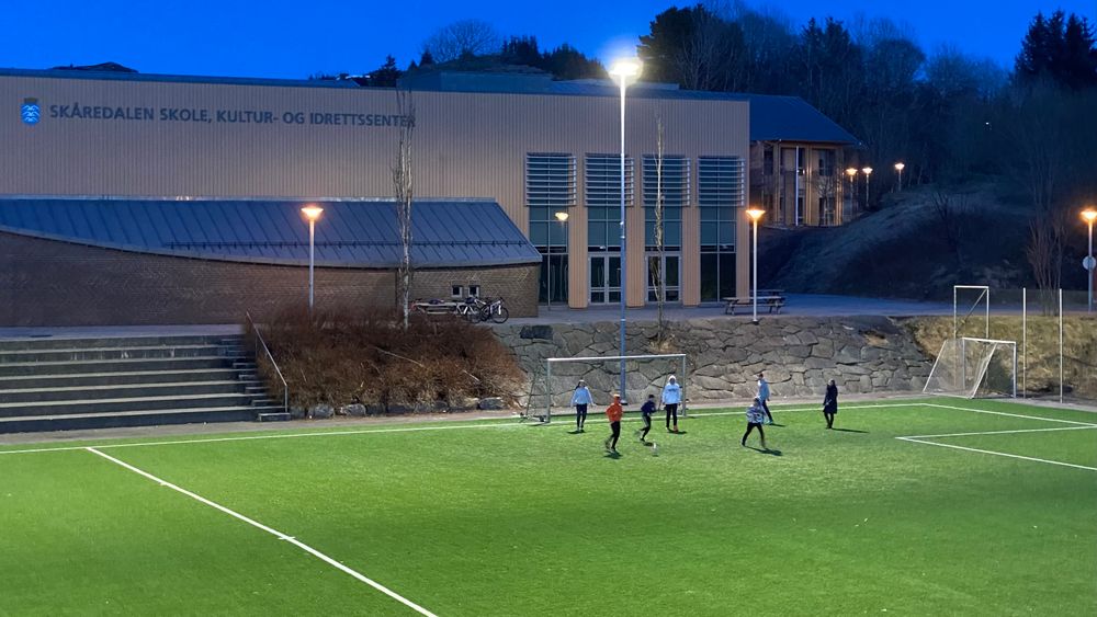 Flomlysene over fotballbanen ved Skåredalen skole i Haugesund styres av bevegelses-sensorer fra Comlight.