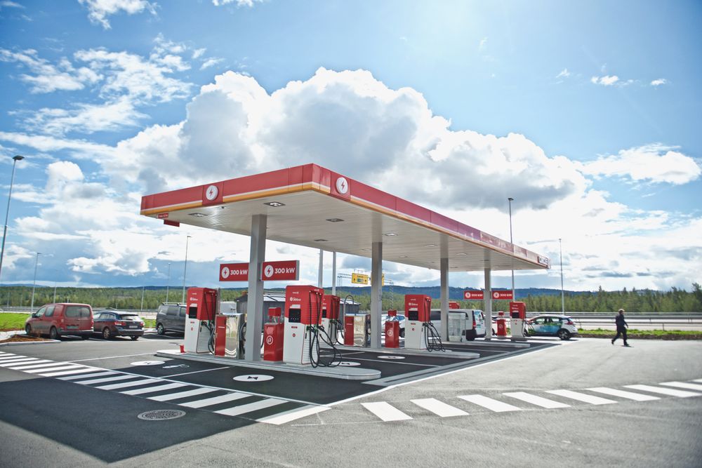 Circle K Kongsbergporten har seks 300 kW ladestasjoner som kan deles av inntil to biler med CCS-kontakt. De har også uttak for Chademo. Taket av ladestasjonen er kled med solceller.