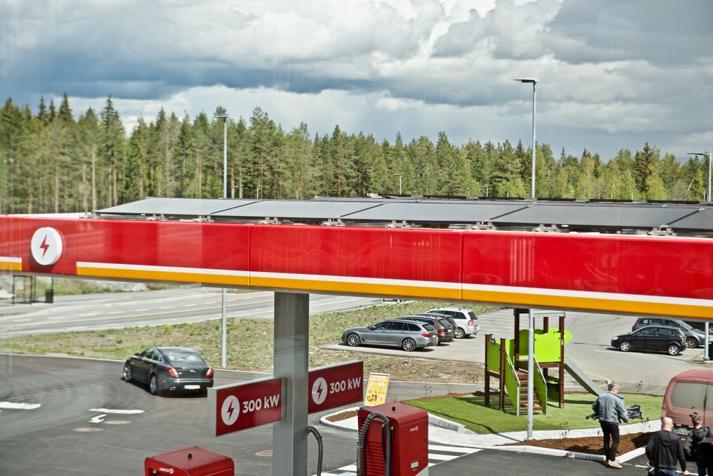 På taket over hurtigladerne og bensin- og dieselpumpene er det montert til sammen 146 solcellepaneler.