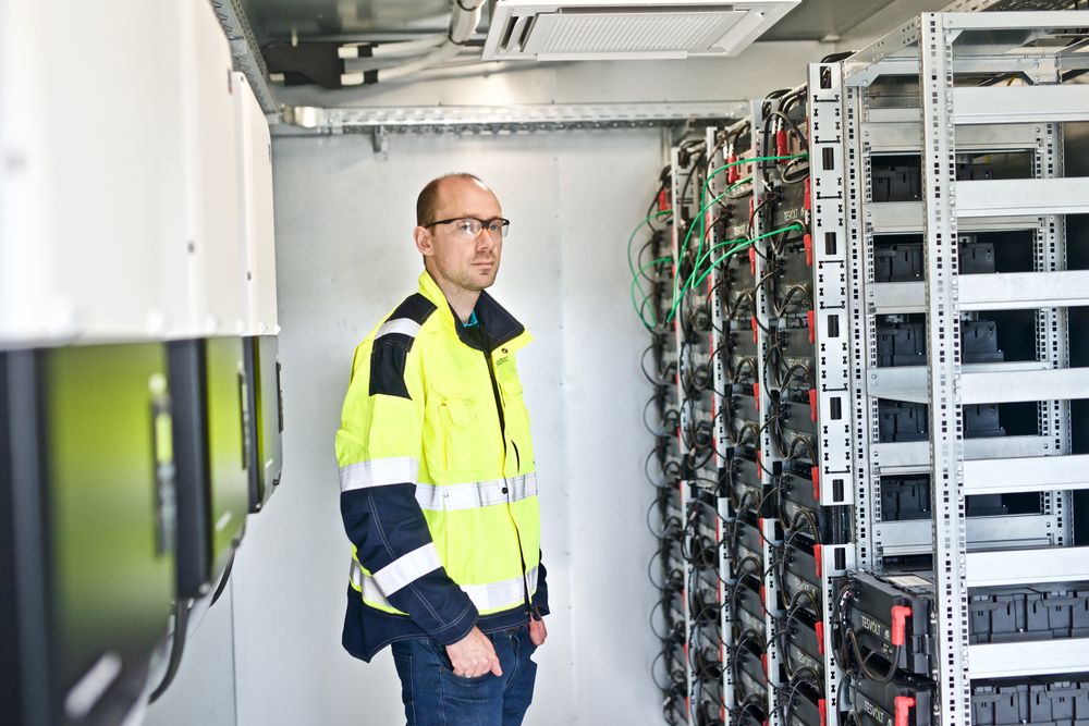 Sivert Eliassen, forretningsutvikler i Glitre energiløsninger, i batterirommet.