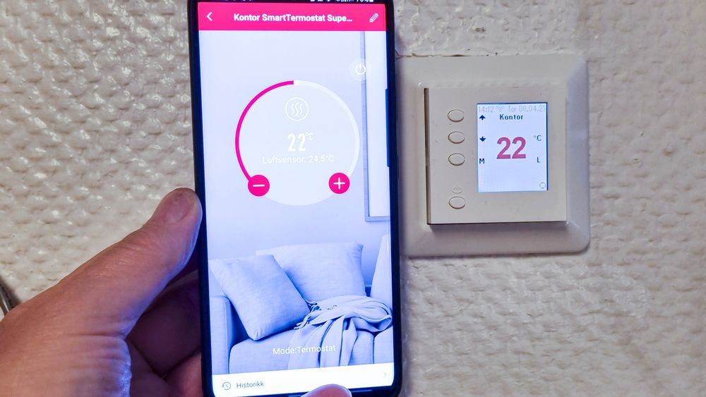De fysiske enhetene, slik som termostaten, fungerer som før, men de kommuniserer også med Elko-appen, hvor enhetene kan styres og samordnes. 