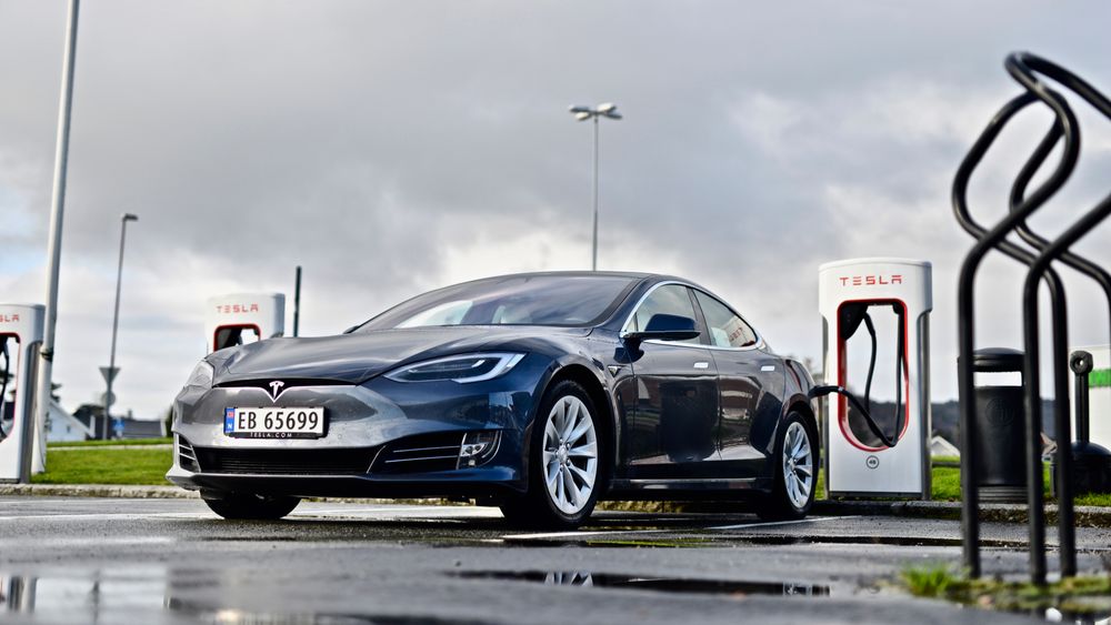 30 norske Tesla-eiere er tilkjent 136.000 kroner hver etter at bilene deres mistet ladefart etter en programvareoppdatering i 2019. Det ble resultatet etter en fraværsdom i forliksrådet nylig.
