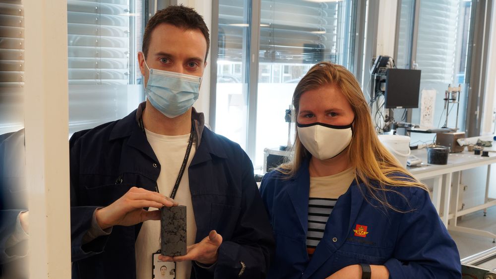 Geoteknikerne Simon O'Rawe og Marianne Dahl med en ferdig støpt men fortsatt uherdet sylinder der bruken av kalksement er praktisk talt halvert.