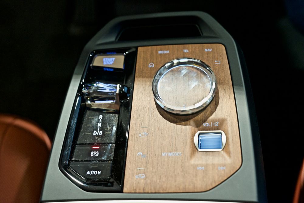 Midtkonsollen kan brukes til å kontrollere bilens skjermer.