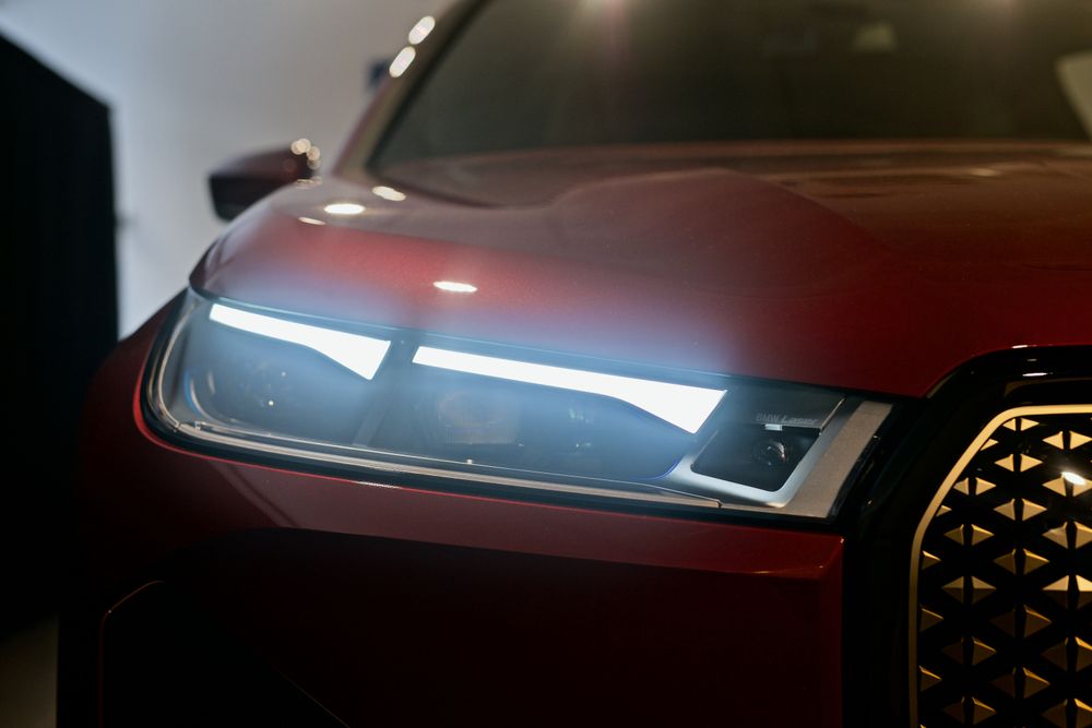 BMW tilbyr laserlys på sine biler, noe av det samme som matrix-lys.
