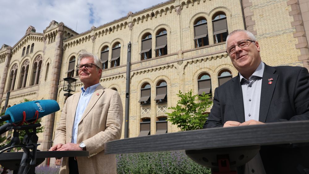 FrP, ved Hans Andreas Limi (t.v.) og Bård Hoksrud, holder pressekonferanse om revidert nasjonalbudsjett.