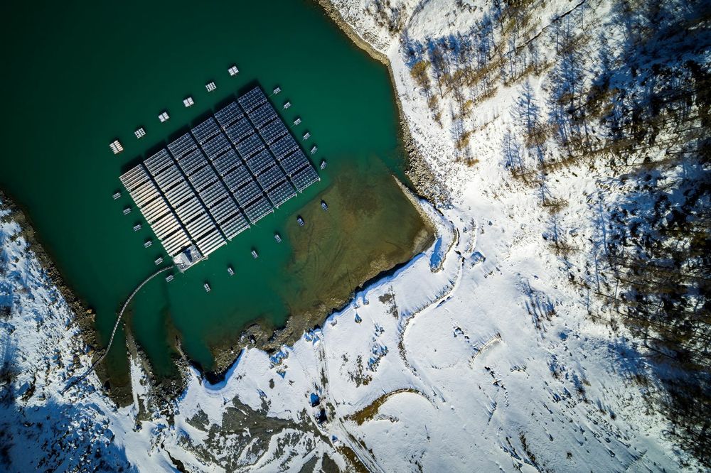 Lac des Toules dreneres fra november til mars. Da ligger solcelleanlegget direkte på bunnen.