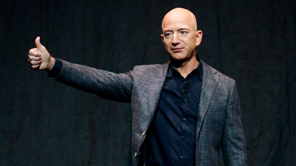 Amazon-grunnlegger Jeff Bezos  skal sammen med broren sin gjennomføre en ti minutters romtur i juli. 