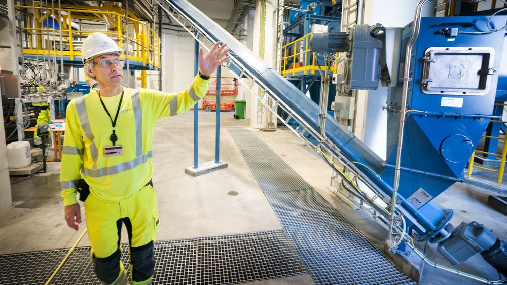 Statkrafts prosjektleder Per Floberg viser rundt inne i testanlegget, som starter driften i oktober.