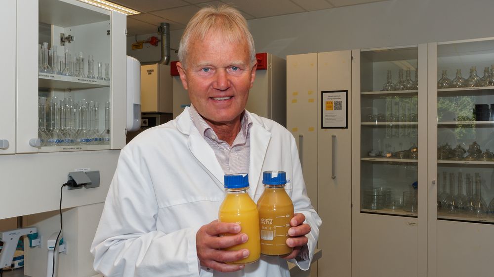 Dr. Gunnar Rysstad med juice der den ene er oksidert, alle C-vitaminer er borte og kvaliteten forringet. Juicen til venstre i bildet er frisk og god, den bulbrune juiceen til høyre har vært i en kartong som ikke holder mål.