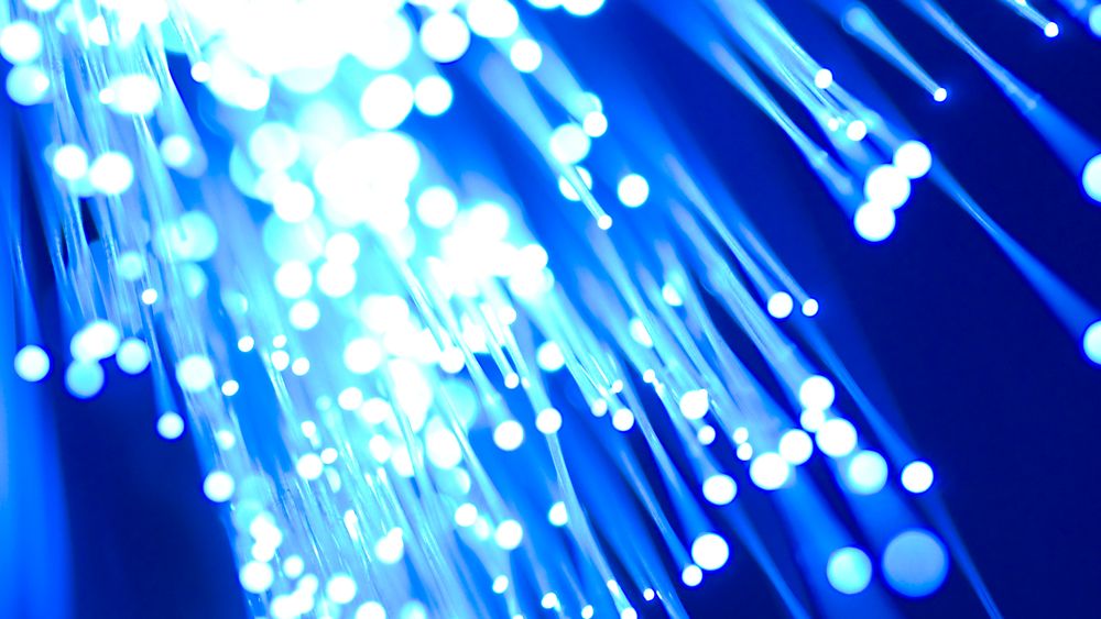 Forskere hos Toshiba har oppnådd kvantekommunikasjon over lange avstander gjennom fiberoptiske kabler.