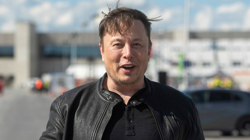 Tesla-sjef Elon Musk åpner for å revurdere bruken av bitcoin.