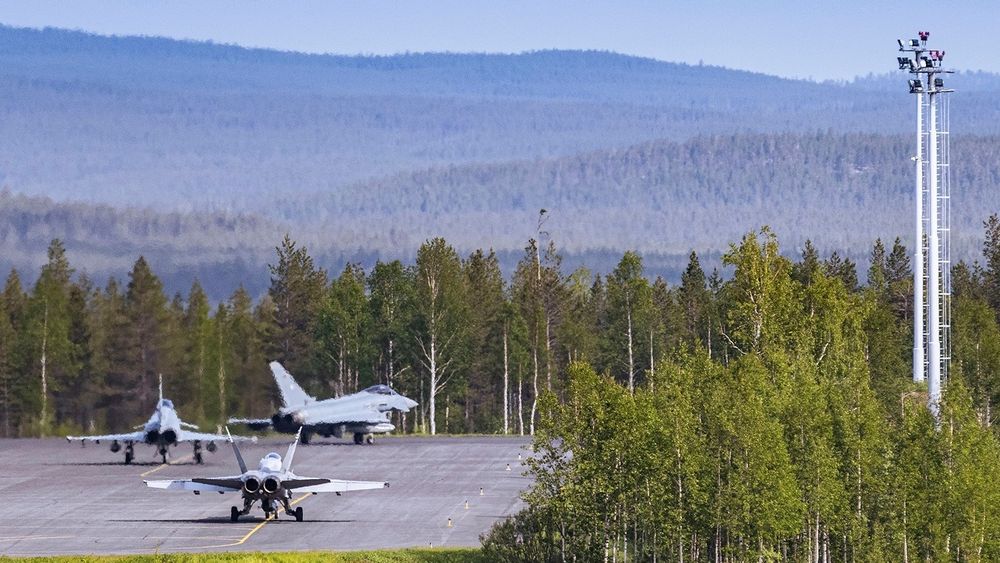 To tyske Eurofighter Typhoon sammen med et finsk F/A-18 Hornet gjør seg klar til avgang i Rovaniemi i forbindelse med ACE-21.