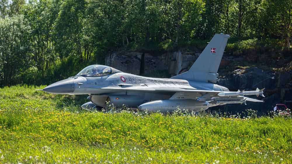Dansk F-16 takser ut på Bodø flystasjon under ACE-21.