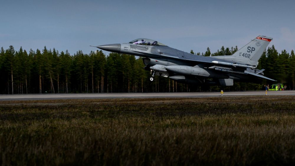 Amerikansk F-16 lander på Luleå-Kallax flyplass.