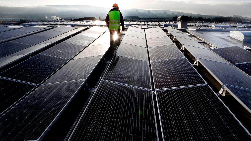 Bruk av solceller på norske bygninger har gitt økt etterspørsel etter litiumbatterier for energilagring. Batteriene gjør at en større del av den produserte strømmen kan brukes i bygget, noe som øker lønnsomheten til solcelleinstallasjonen, skriver artikkelforfatteren.