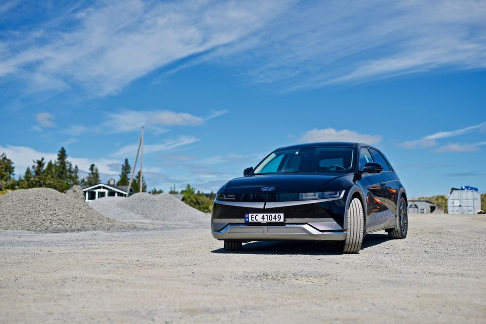 Hyundai Ioniq 5 ved Sjusjøen.
