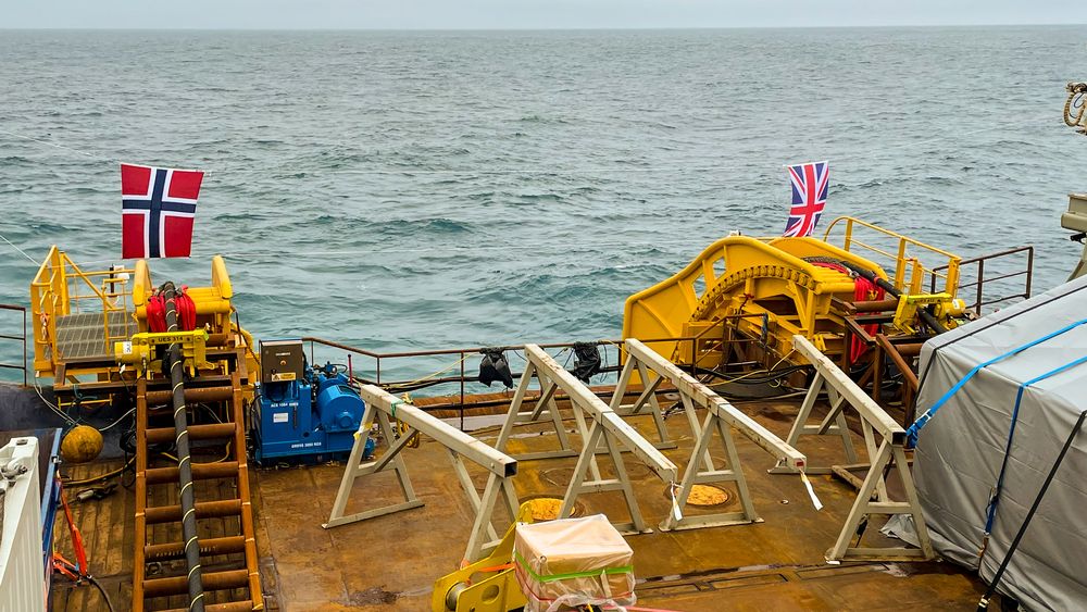 15. juni åpnet den nye kraftkabelen mellom Suldal i Rogaland og Blyth i England. Det vil derimot være dårlig samfunnsøkonomi i å sende kraft fra norsk havvind til de to landene, ifølge NVE. 