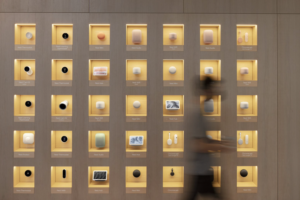 «»Nest Gallery Wall» viser fram 35 av Googles Home-produkter.