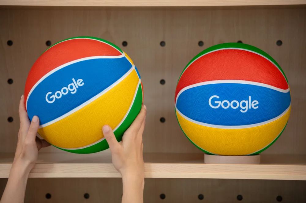 Ingen butikk uten merchandise - basketballer, bager, t-skjorter og capser selges med Google-logo.