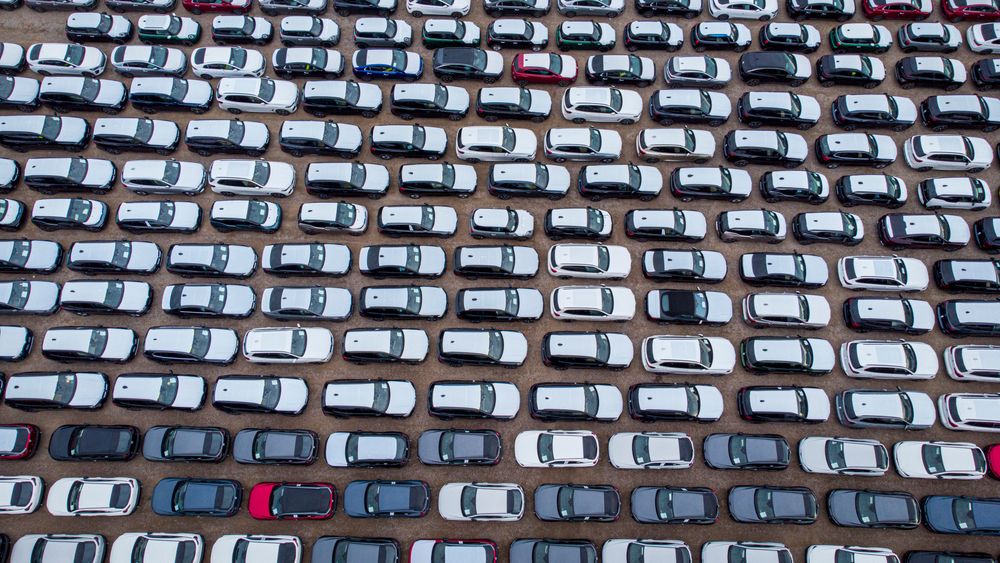 Hver uke ankommer ca. 2500 nye biler Drammen havn, og over halvparten er elektriske. Nå er det på tide å avgiftslegge de dyreste, mener Jan M. Moberg.