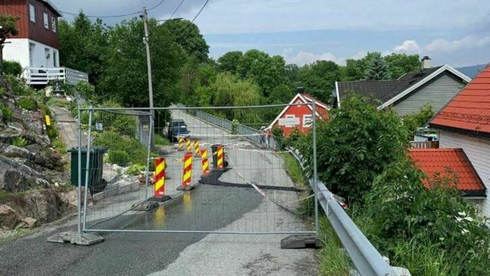 Skader på fylkesvei 2726 Gamle Kongevei i Drammen. 