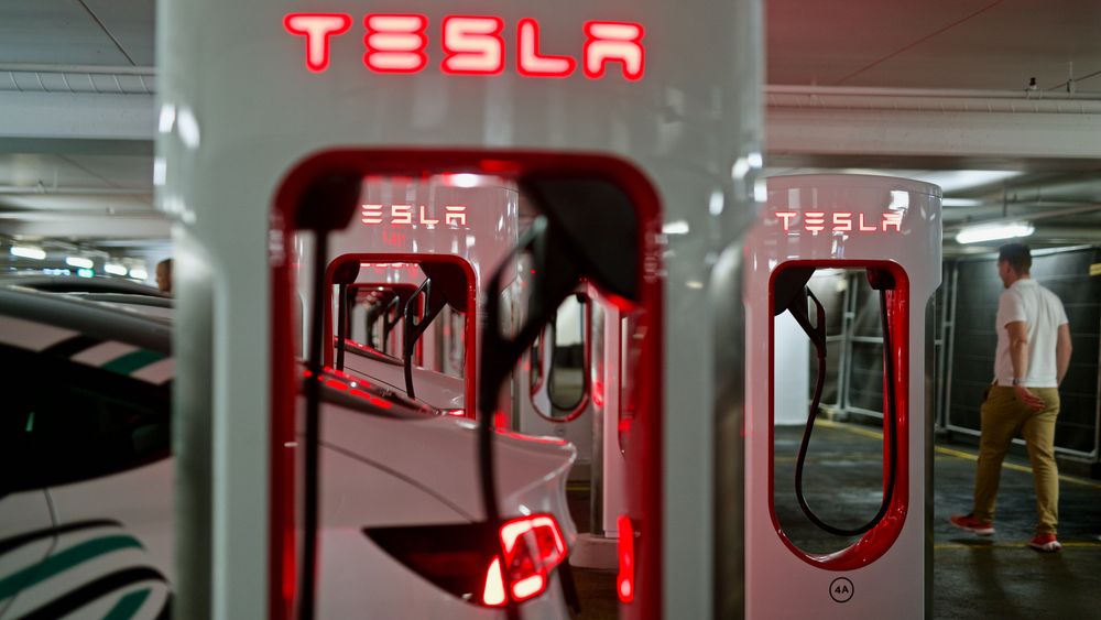Tesla åpner Oslos største ladestasjon, med 18 ladestolper.
