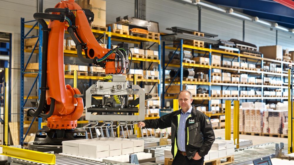 Intek Engineering utvikler automatiserte industriløsninger for mange selskapet. Her står salgssjef Flatmo ved en rigg laget for Isbjørn Is.